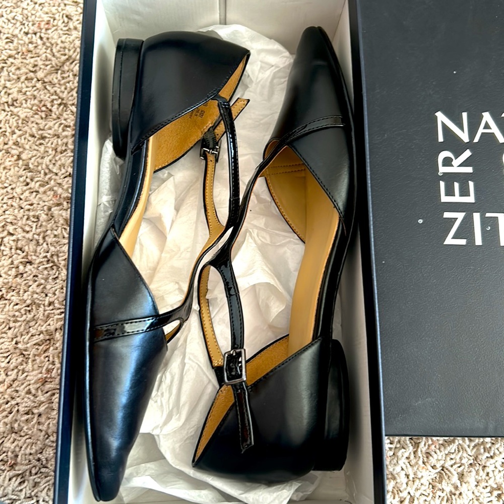 NATURALIZER⭐️Almost NEW🖤T-STRAP Pointed Black LEATHER FLATS. Worn ONCE 3 hours. - Picture 12 of 13